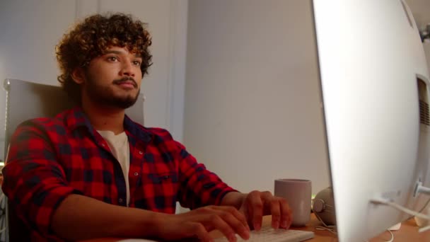 Hombre Con Pelo Rizado Barba Mira Algo Monitor Escribe Teclado — Vídeos de Stock