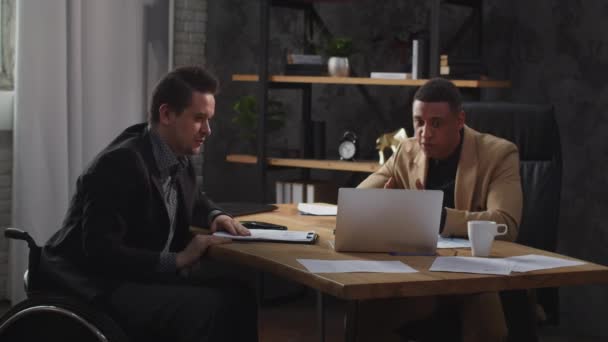 Dva Muži Oblecích Dívají Monitor Notebooku Živě Něčem Diskutují Pracovníci — Stock video