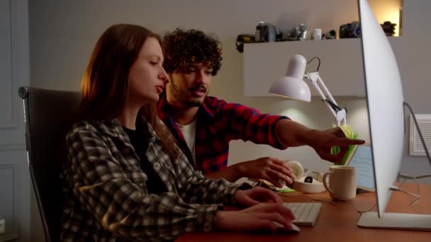 격자무늬 스웨터를 동료와 탁자에 컴퓨터로 비디오를 촬영했다 청소년 컴퓨터로 비디오를 — 비디오