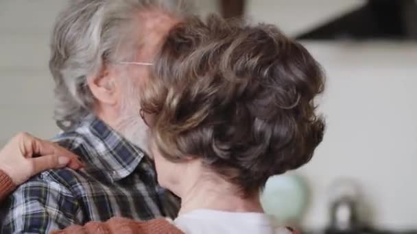 Feliz Pareja Ancianos Bailando Juntos Abrazándose Pareja Mayor Romántica Divirtiéndose — Vídeos de Stock