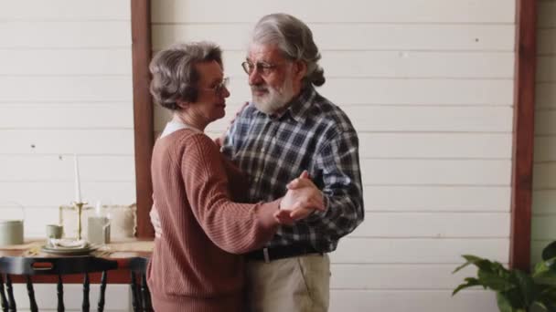 一对老夫妇在厨房里浪漫地跳舞 养恤金领取者和他们年轻的感情 高质量的4K镜头 — 图库视频影像