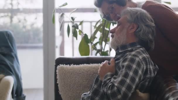 老年灰人一个人在家心脏病发作 妻子担心年迈的丈夫 人的年龄和健康问题 高质量的4K镜头 — 图库视频影像