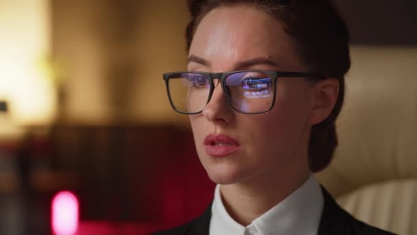 Rozjímání Brýlích Mladá Žena Spokojenost Manažer Přezkumu Jejího Profilu Stock — Stock video