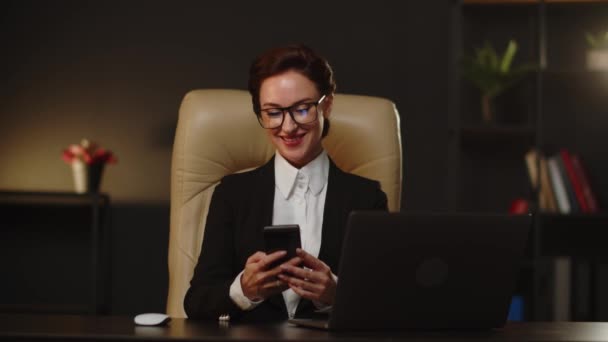 비즈니스 스마트폰 서핑을 시간을가지고 애인과 채팅하는 매니저 여성은 익명으로부터 메시지를 — 비디오