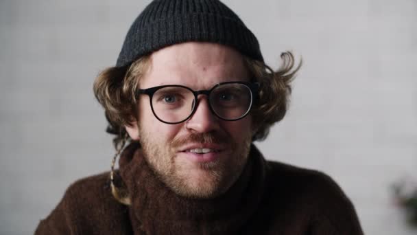 Uomo Europeo Occhiali Alla Moda Lampeggiando Suoi Occhi Blu Tiratore — Video Stock