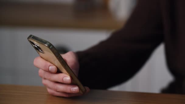 Primo Piano Dell Uomo Utilizzando Smartphone Casa Tipici Social Media — Video Stock
