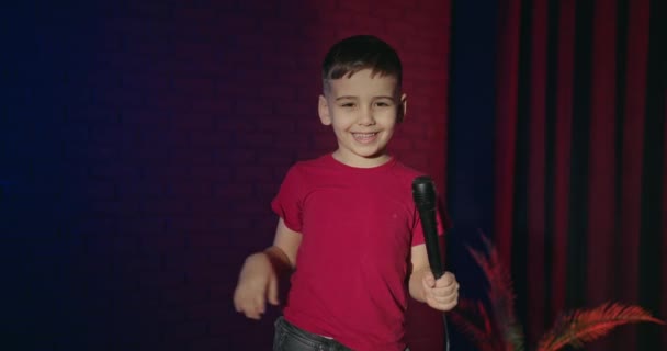 Niño Pequeño Con Micrófono Escenario Gracioso Niño Pequeño Sosteniendo Micrófono — Vídeo de stock