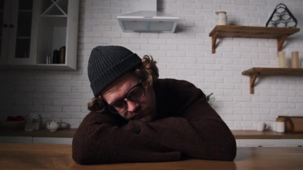 Yorgun Genç Adamın Enerjisi Yok Yemek Odasında Uyuyan Adam Mutfakta — Stok video