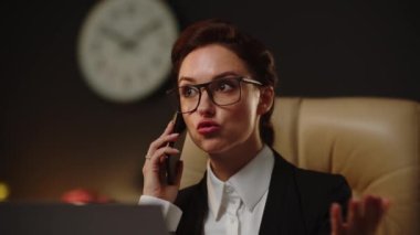 Genç başarılı emlakçı akıllı telefona yeni emlak alımı hakkında konuşuyor. Evet, sözleşmenle ilgili sorunlarına yardım edebiliriz, bayan avukatın telefonuna. Pozitif iş kadını arıyor. Resmi değil.