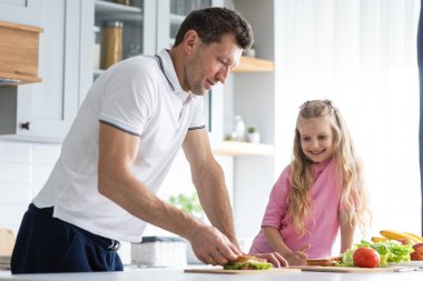 Babası ve kızı olan arkadaş canlısı bir aile mutfakta ayakta duruyor ve yönetiyor. Genç ve ciddi bir baba çocuğuna kendi başına sandviç yapması için talimat verir. Karşılıklı kavram