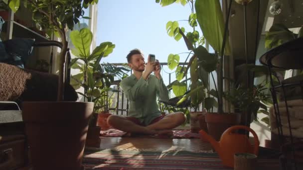 Jeune Hipster Dans Shirt Vert Avec Téléphone Vert Dans Les — Video
