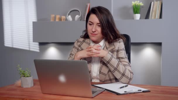 一位女性虚拟助理心理医生挥手向她的客户告别 在网上与同事讨论后关闭笔记本电脑 公司通信经理在做她的工作 — 图库视频影像