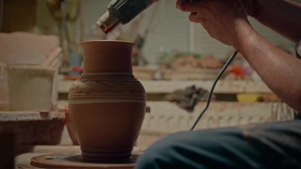 Pottenbakker Het Proces Van Decoratie Van Klei Pot Professionele Beeldhouwer — Stockvideo