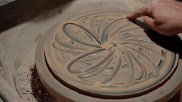 Göra Lerplatta Målning Roterande Cirkel Potter Ritar Vacker Konst Med — Stockvideo