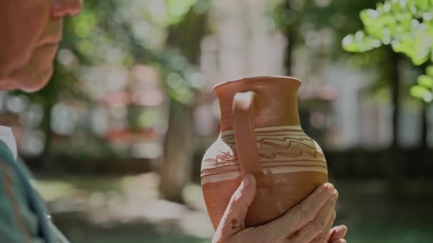 Gros Plan Mains Sculpteur Tenant Pot Chef Œuvre Céramique Fait — Video
