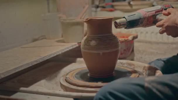 Potter Processen För Dekoration Lera Potten Professionell Skulptör Målar Sin — Stockvideo