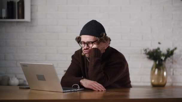 Egy Fiatal Unatkozó Ember Aki Laptopon Hallgatja Előadást Motiválatlan Alkalmazott — Stock videók