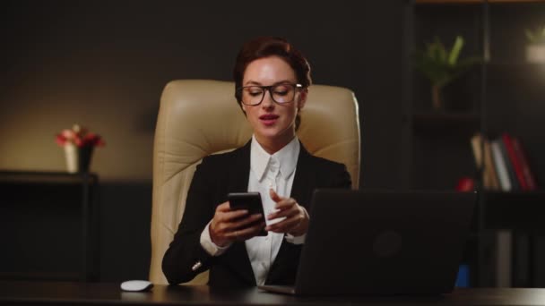 Seorang Wanita Bisnis Muda Memiliki Waktu Luang Untuk Menggunakan Smartphone — Stok Video