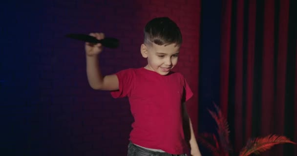 Malý Chlapec Mikrofonem Jevišti Vtipné Malé Děcko Které Drží Mikrofon — Stock video