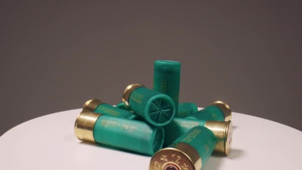 Відображення Зелених Пластикових Гільз Латунними Фланцями Мисливських Гвинтівок Рушничні Снаряди — стокове відео