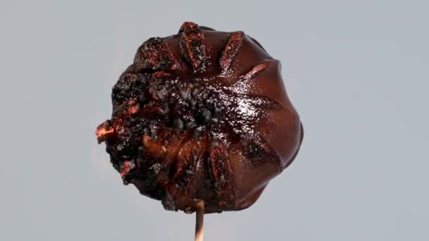 Ein Entzündeter Kleiner Schokoladenkuchen Oder Muffin Auf Ein Streichholzstäbchen Gelegt — Stockvideo