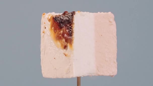 Ein Entzündetes Quadratisches Eis Auf Einem Stock Mit Weißen Und — Stockvideo