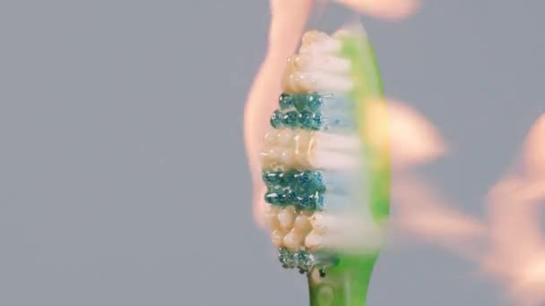 Помаранчеве Полум Яскрава Триколорна Пластикова Зубна Щітка Ізольована Сірому Фоні — стокове відео