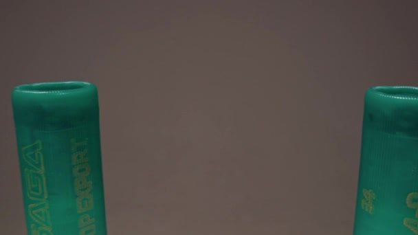 Una Vetrina Cartucce Plastica Verde Con Flange Ottone Fucili Caccia — Video Stock