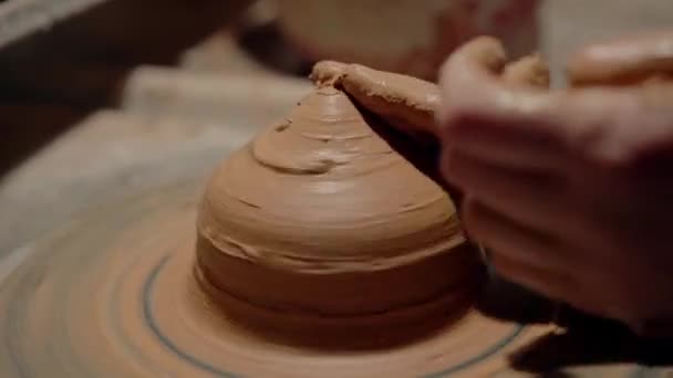 回転車輪に生粘土を形成するポッター 研修会でマスタークラスの成形セラミック製品を示す熟練した職人 花瓶を形成する 新しいハンドクラフトの傑作を作る陶芸の手 高品質4Kについて — ストック動画