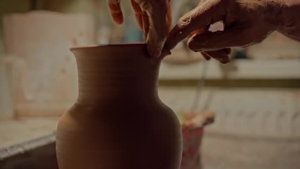 Potter Faz Pescoço Jarro Quando Gira Roda Artesão Alonga Pote — Vídeo de Stock