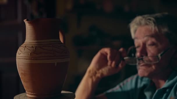 Anciano Gafas Controla Olla Cerámica Hecha Mano Girando Rueda Cerámica — Vídeos de Stock
