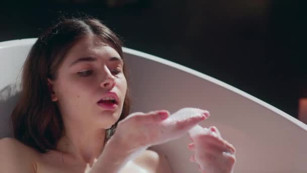 Eine Frau Genießt Ein Entspannendes Bad Hintergrund Flackert Eine Kerze — Stockvideo