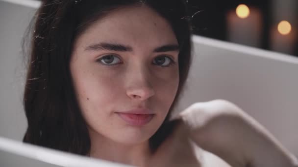 Eine Frau Genießt Ein Entspannendes Bad Hintergrund Flackert Eine Kerze — Stockvideo