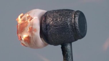 Gri arka planda izole edilmiş turuncu alev plastiği bir kulaklık. Yanar, erir, döner ve kıvrılır. Yangınla yok olur. Sıcak ve enerji müziğinin kavramsal görüntüsü,