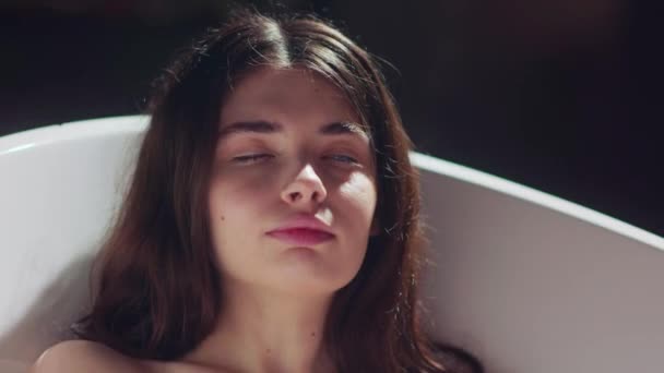 Žena Užívá Relaxační Koupel Svíčkou Blikající Pozadí Bradu Jemně Opřenou — Stock video
