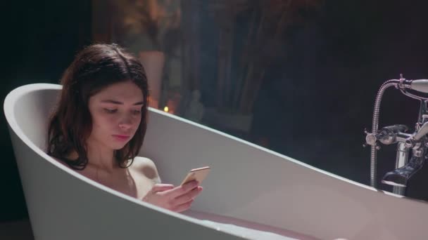 Μια Γυναίκα Απολαμβάνει Ένα Χαλαρωτικό Μπάνιο Ένα Κερί Τρεμοπαίζει Στο — Αρχείο Βίντεο