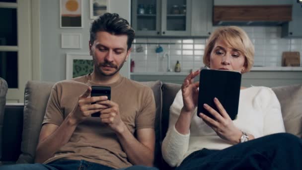 Duas Gerações Usando Gadgets Quando Sentado Sofá Neto Senta Com — Vídeo de Stock