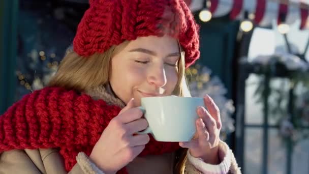 Riecht Nach Kindheit Schöne Junge Blonde Mädchen Mit Rotem Hut — Stockvideo