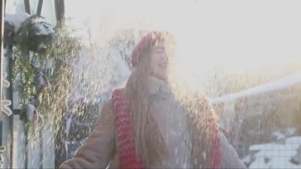 Młoda Pozytywna Dziewczyna Bawiąca Się Sezonie Zimowym Rzucająca Śniegiem Zimowa — Wideo stockowe