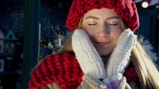 Vibrações Inverno Atmosfera Festiva Natal Close Shot Cheery Cute Girl — Vídeo de Stock