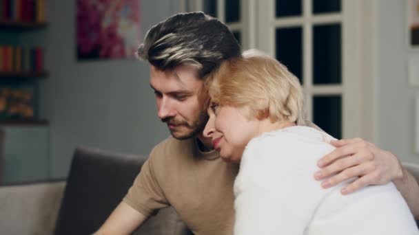 Dospělý Syn Přišel Domů Promluvit Svou Milovanou Mámou Usmívající Třicátník — Stock video