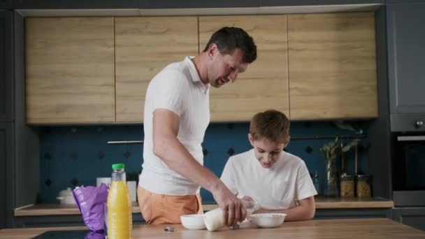 Une Famille Souriante Positive Prépare Petit Déjeuner Dans Cuisine Père — Video