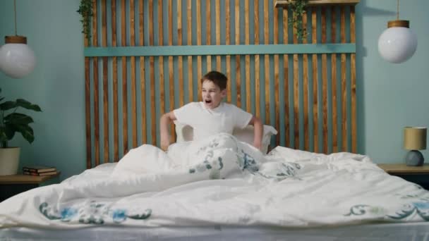 Băiețel Trezește Întinde Face Exerciții Dimineață Brațele Încrucișate Freacă Ochii — Videoclip de stoc