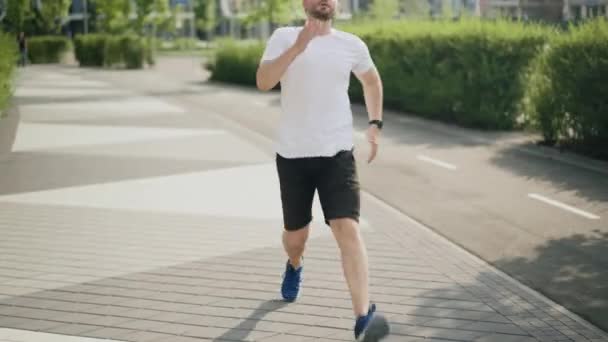 Ung Idrottsman Joggar Trottoaren Idrottare Utför Sprintning Sätter Ett Rekord — Stockvideo