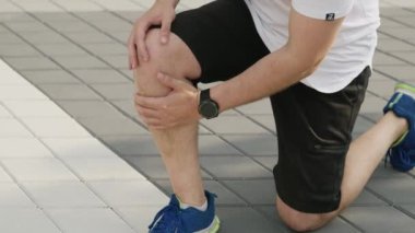 Genç bir adam koşmayı bırakır, bacağından ve ayaklarından yaralanır kramp, burkulma ya da çıkık olur. Bir atlet kaldırıma oturur, kırışıklıklar oluşur, yüzünü yumrukla kaplar, şiddetli acıdan muzdarip olur,