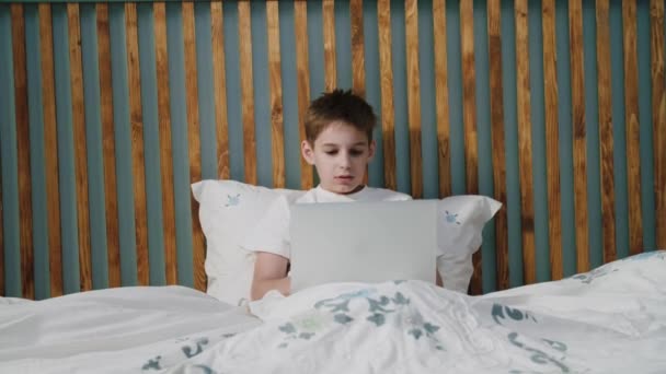 Ein Frustrierter Und Aufgebrachter Junge Liegt Mit Einem Laptop Schlafzimmer — Stockvideo