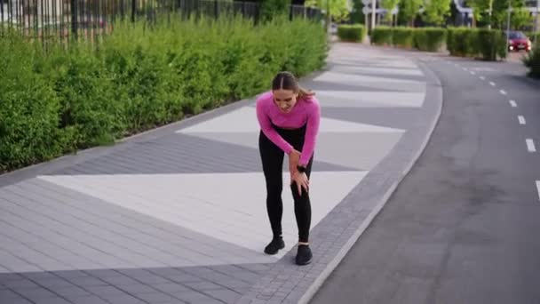 Una Giovane Donna Sportiva Smette Fare Jogging Infortunata Gambe Piedi — Video Stock