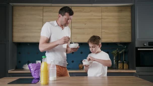 Una Familia Amigable Desayuna Pie Cocina Padre Comparte Comida Con — Vídeo de stock