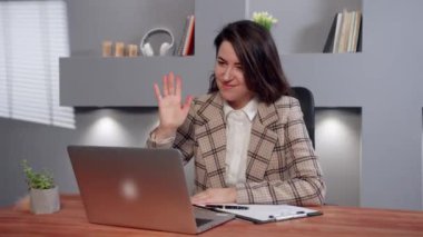 Kadın bir sanal terapist asistanı müvekkiline veda etmek için el sallıyor. İnternetteki iş arkadaşlarıyla tartıştıktan sonra defteri kapatmak. Şirket iletişim müdürü işini yapıyor. Yüksek
