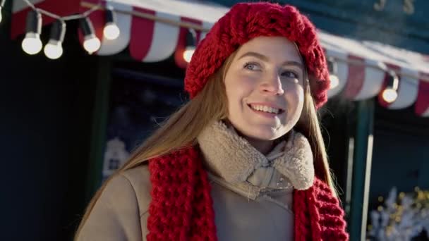 Vintersäsongens Vibbar Julstämning Lycklig Flicka Väntar När Hennes Vänner Kommer — Stockvideo